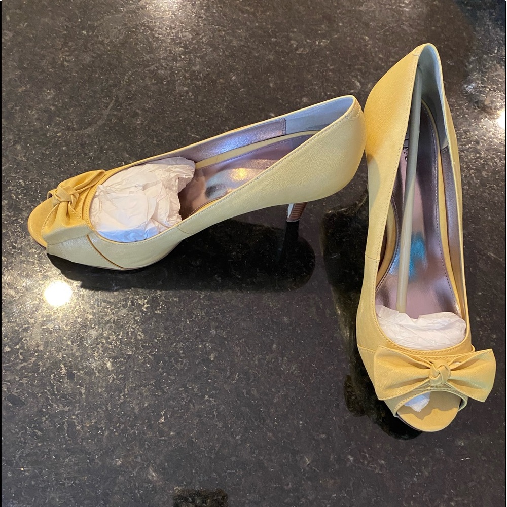 Alfani Pale Yellow Dress Heels, size 9